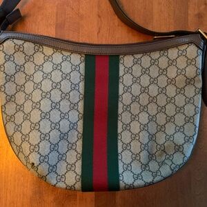 Gucci crossbody bag in excellent condition. No trades.100% authentic.